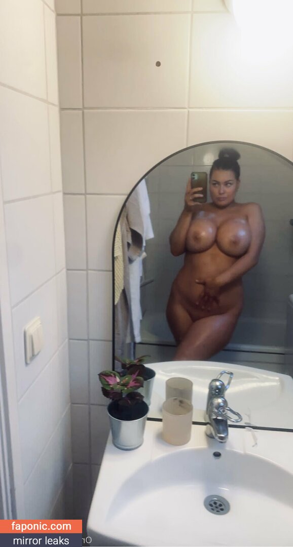 iidaiida Nude Leaks  Photo #15