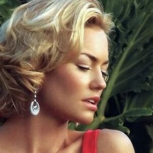 Kelly Carlson