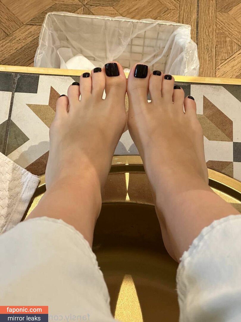 Krissone feet